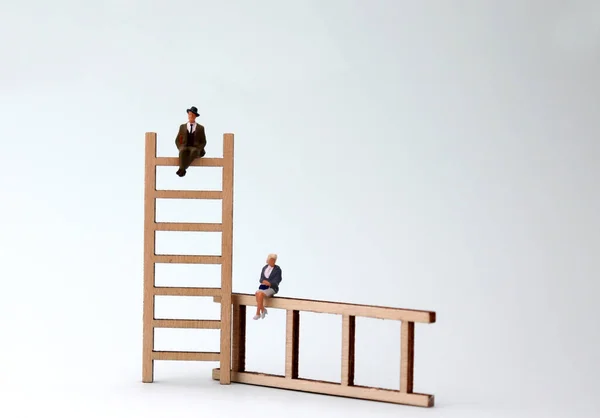 Tahta Merdivende Oturan Minyatür Bir Adam Kadın Terfi Ederken Cinsiyet — Stok fotoğraf