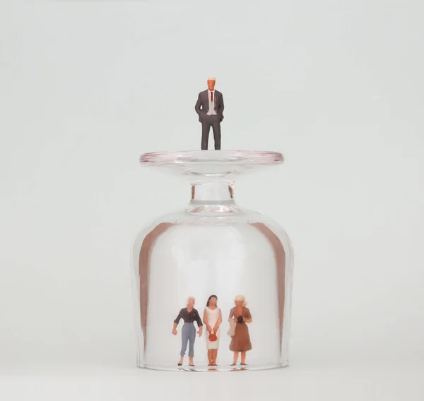 Tres Mujeres Miniatura Una Taza Vidrio Hombre Miniatura Parte Superior —  Fotos de Stock