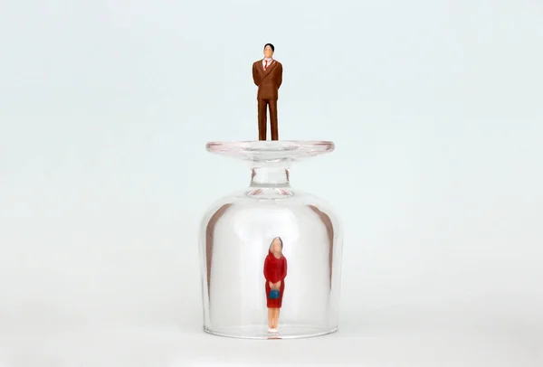 Eine Miniaturfrau Einem Glasbecher Und Ein Miniaturmann Auf Einem Glasbecher — Stockfoto