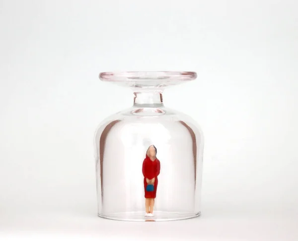 Cam Bardakta Minyatür Bir Kadın Promosyonda Var Olan Görünmez Bariyer — Stok fotoğraf