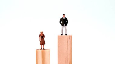 Tahta bloklar ve minyatür insanlar. Terfi sırasında ayrımcılık kavramı.