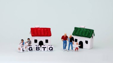 Minyatür homoseksüel çift ailesi. Beyaz küplerle ilgili LGBTQ metni.