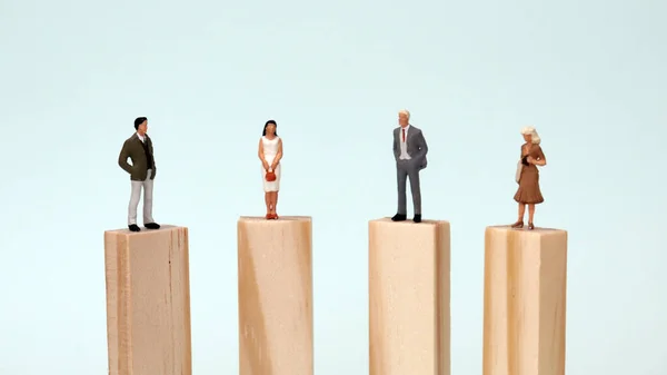 Miniaturowi Mężczyźni Kobiety Stojący Tym Samym Bloku Koncepcja Równości Szans — Zdjęcie stockowe