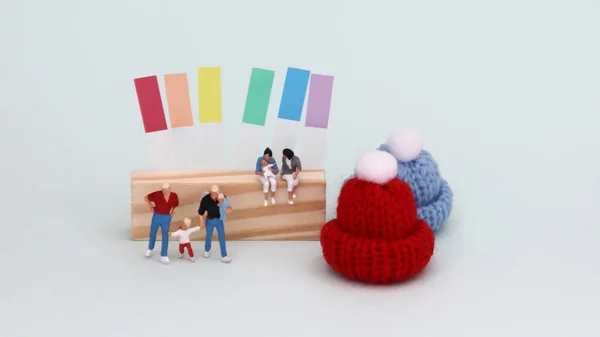 Rainbow Färg Etikett Och Miniatyr Homosexuella Par Familjer — Stockfoto