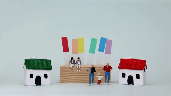 Ein Konzept Von Homosexuellen Paaren Miniaturformat Und Elternschaft — Stockfoto