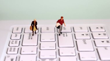 Giriş anahtarının üstünde yürüyen minyatür bir adam ve arka uzay anahtarının üstünde yürüyen minyatür bir kadın. Erkek ve kadın istihdam açığı kavramı.