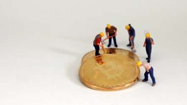 İki Bitcoin madeni para ve minyatür işçi.
