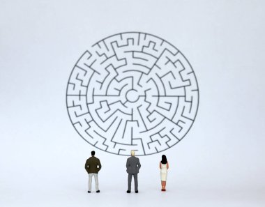 İki minyatür adam ve minyatür bir kadın labirenti izliyor..