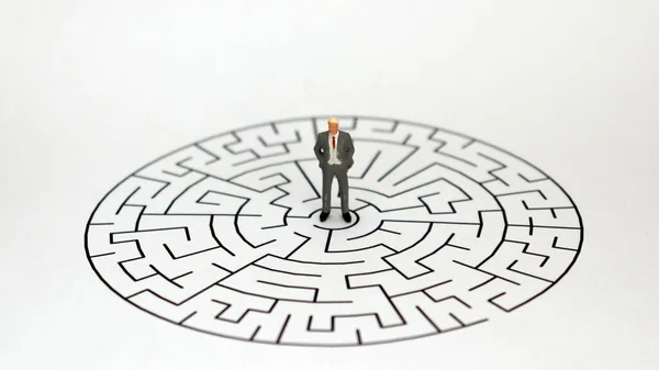 Egy Miniatűr Férfi Áll Egy Labirintus Közepén Fehér Háttérrel Férfi — Stock Fotó