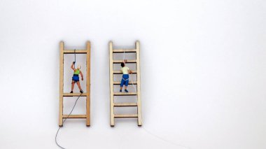 Minyatür bir kadın ve minyatür bir adam farklı aralıklarla bir merdivene tırmanıyorlar. Erkekler ve kadınlar için eşit olmayan iş fırsatları kavramı.
