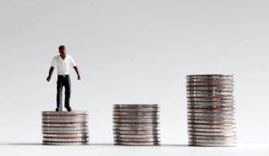 Irksal ücret ayrımcılığı kavramı. Madeni paraların üzerinde duran minyatür insanlar..