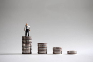 Dört bozuk para ve bir minyatür adam..