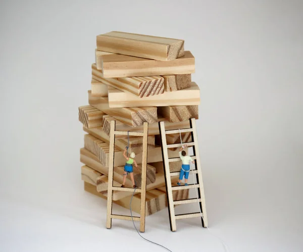 Miniaturmenschen Klettern Mit Leitern Auf Einen Baumblock Das Konzept Der — Stockfoto