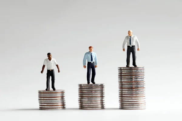 Concepto Disparidad Salarial Racial Personas Miniatura Pie Sobre Montón Monedas —  Fotos de Stock