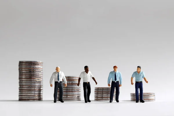 Concepto Disparidad Salarial Laboral Una Pila Cuatro Monedas Diferentes Cuatro —  Fotos de Stock