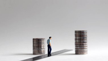 İki madeni parası olan minyatür insanlar..