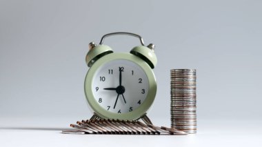 Alarm saatleri ve sikkeler.