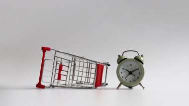 Boş alışveriş arabası ve alarmlı saat.