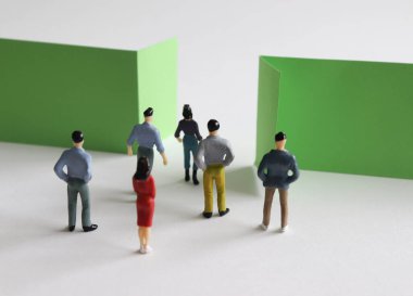 Dar girişte duran minyatür insanlar.