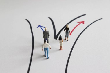 Cinsiyet ayrımı kavramı. İki sıra halinde duran minyatür erkek ve kadınlar.