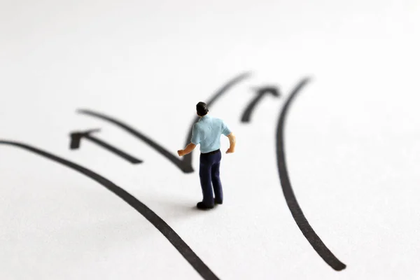 Homem Miniatura Frente Dois Caminhos Diferentes — Fotografia de Stock