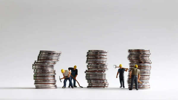 Trabajadores Miniatura Tres Montones Monedas — Foto de Stock