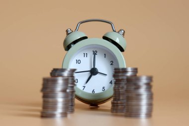 Bir yığın bozuk para ve bir çalar saat..