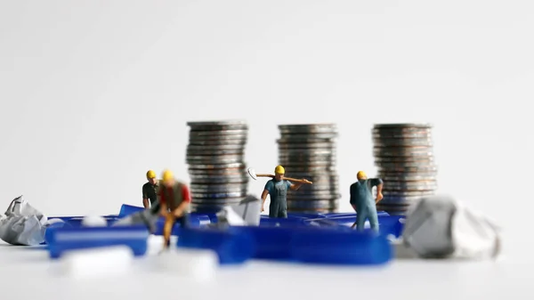 Miniature People Cleaning Piles Coins Disposable Trash — Stock Photo, Image