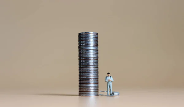 Concept Van Toenemende Schuld Een Stapel Munten Een Miniatuur Man — Stockfoto