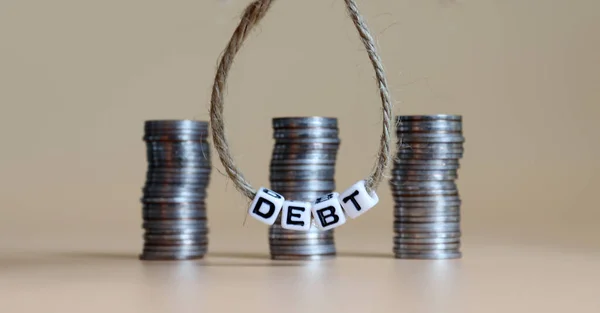 Drie Stapel Munten Achter Een Witte Kubus Met Tekst Deb — Stockfoto