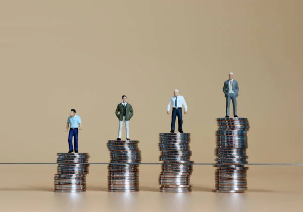 Personas Miniatura Pie Sobre Montones Monedas Conceptos Sobre Diferencia Entre — Foto de Stock