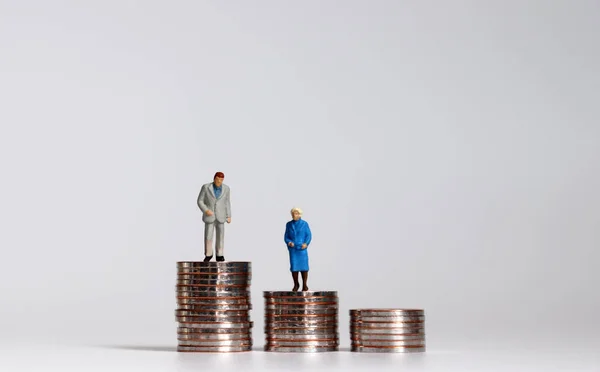 Viejo Hombre Una Mujer Miniatura Pie Sobre Montón Monedas —  Fotos de Stock