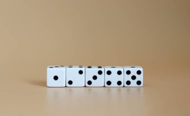 1 'den 5' e zarlar yan yana..