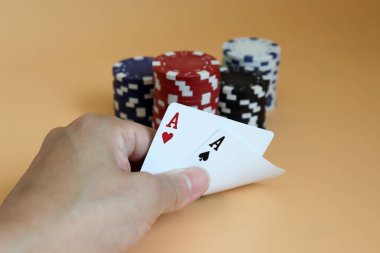 Kumarhane fişleri ve iskambil kağıtlarıyla kadınların ellerini kapatıyoruz..