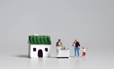 Bebekle ilgilenen minyatür adamlar. Modern erkeklik ve kadınlık kavramı..