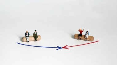 Minyatür erkekler ve minyatür kadınlar. Erkek ve kadın karakteri kavramı genellikle toplum tarafından talep edilir.. 