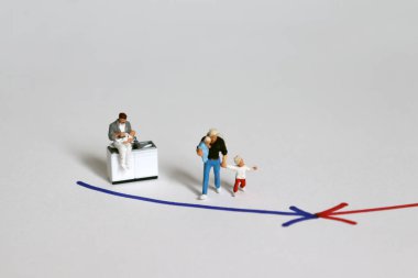 Modern erkeklik ve kadınlık kavramı. Bebeğe bakan minyatür adamlar..