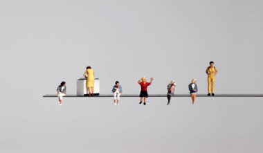 Uçurumun kenarında duran çeşitli kadınların minyatürü..