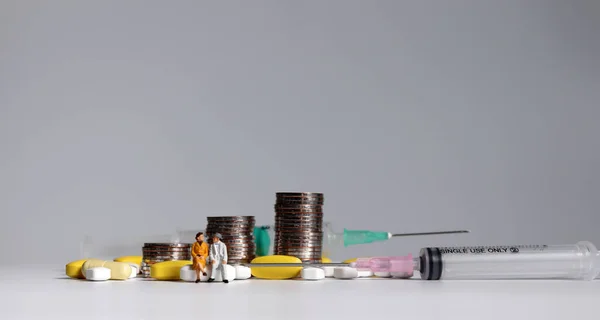 Personas Miniatura Sentadas Píldoras Con Monedas Jeringas — Foto de Stock