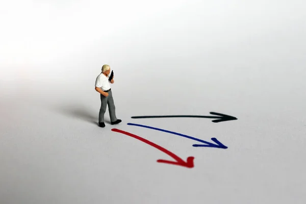 Miniatyr Man Ringer Ett Samtal Framför Tre Färg Riktning — Stockfoto