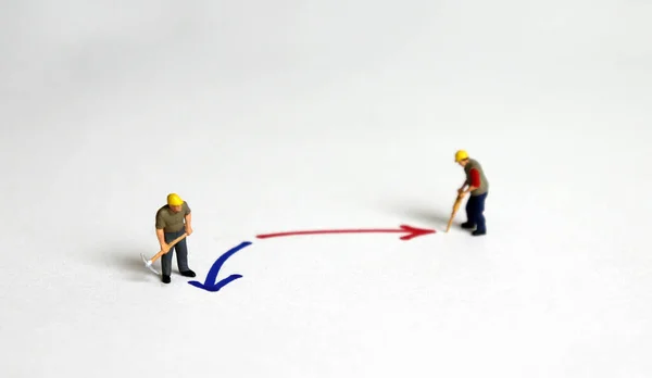 Dos Trabajadores Miniatura Cada Uno Una Dirección Diferente Flecha — Foto de Stock