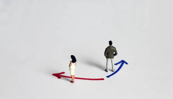 Miniatyr Man Står Framför Blå Färg Riktning Med Miniatyr Kvinna — Stockfoto