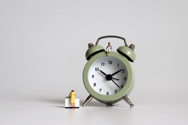 Bir çalar saat ve minyatür kadınlar. Kadınlar ve zaman yoksulluğu kavramı.