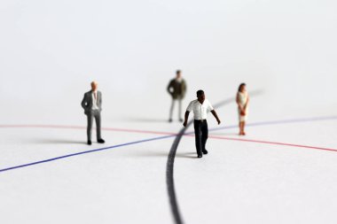 Minyatür çeşitlilikteki insanlar farklı çizgide duruyorlar..