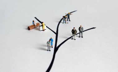 Çeşitli minyatür insanlar. Toplumdaki ve evdeki rol çatışması kavramı.