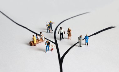 Farklı yaşam tarzları olan minyatür insanlar..