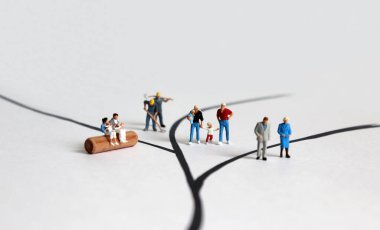 Çeşitli nesillerin minyatür insanları..