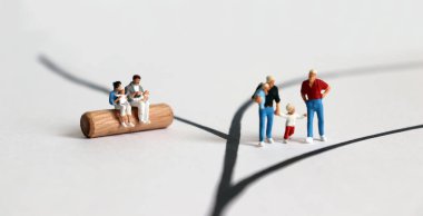 Minyatür heteroseksüel bir çift ve minyatür homoseksüel bir çift.