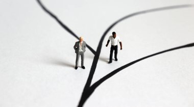 Farklı ırktan minyatür adamlar..