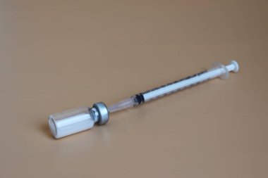 Şırıngalı bir ilaç şişesi..